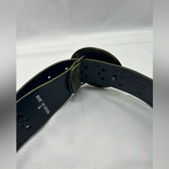Vintage green leather belt and brass tone hammered like buckle - Picture 6 of 6